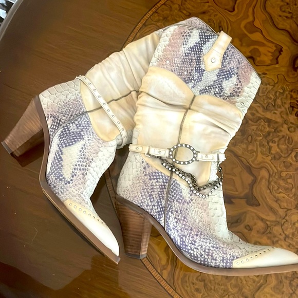 - Steve Madden boots - Picture 1 of 7